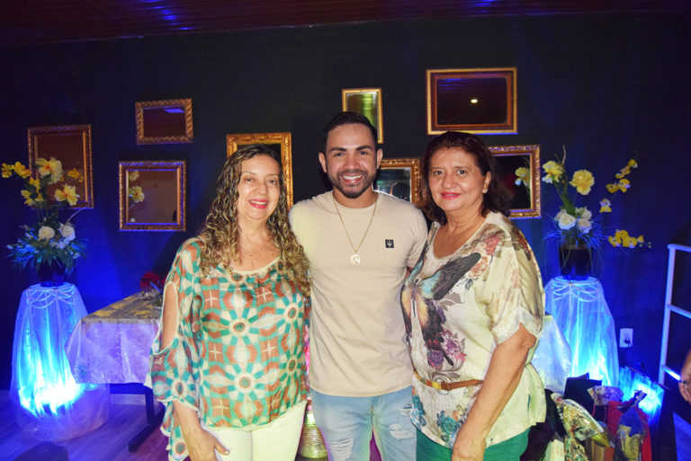Adriano Borges celebra aniversário com amigos no Gran Sushi