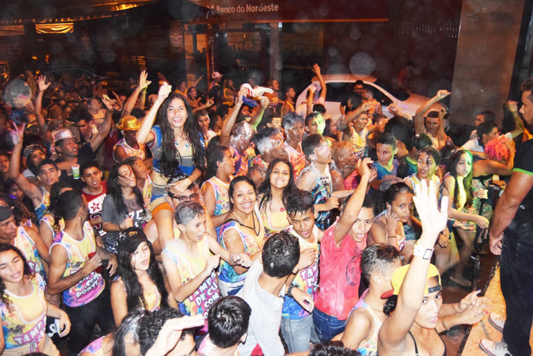 Bloco Os Tampas arrastam multidão e salva o carnaval grajauense