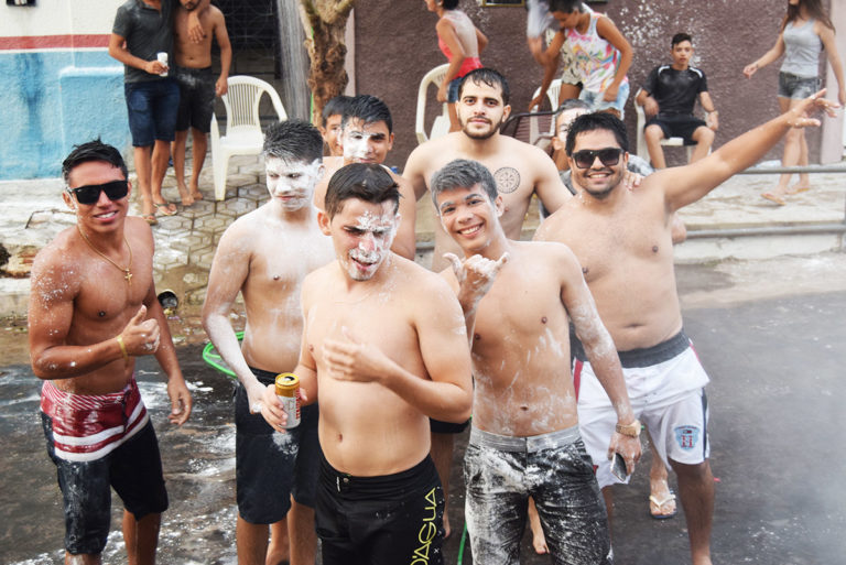Juventude faz o carnaval no centro da cidade de Grajaú
