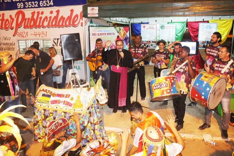 Bispo de Grajaú abençoa Bumba Boi Senhor do Bonfim