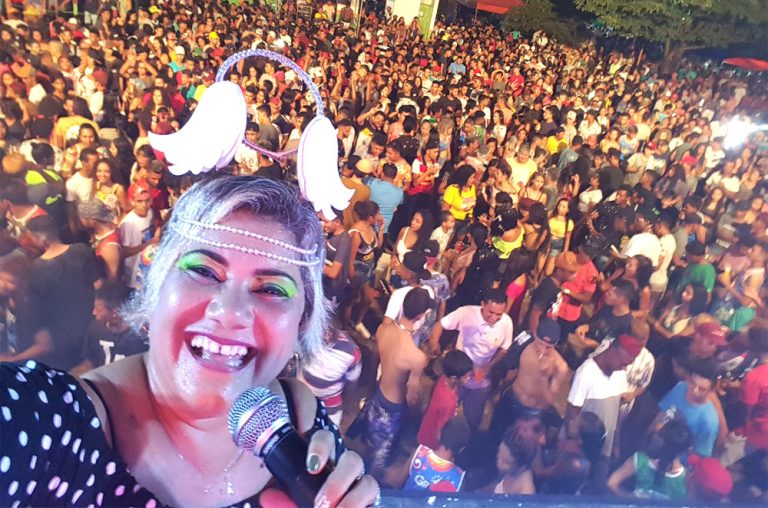 “Vamos atingir os 1.000 inscritos para Live da Banda Cabaré do Brasil”, convida a cantora Márcia Ilha