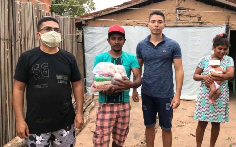 Banda Cheiro do Mará entrega cestas básicas com doações da Live Solidária