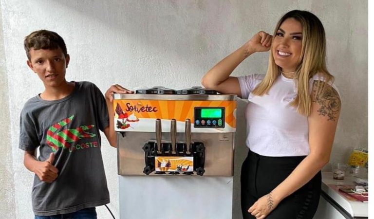 Thayse Teixeira entrega máquina de sorvete ao adolescente grajauense Adão do Geladinho